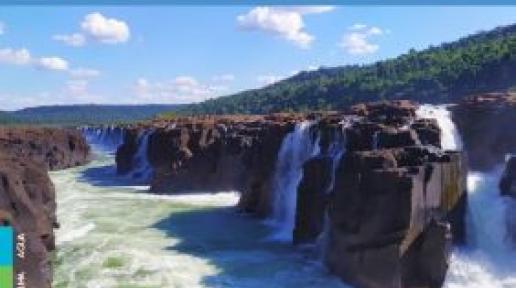 Portada del informe 'Estado del clima en América Latina y el Caribe 2024' de la Organización Meteorológica Mundial. La imagen muestra un río caudaloso con cascadas rodeadas de formaciones rocosas y vegetación verde, bajo un cielo azul con algunas nubes. El diseño incluye un fondo azul con el título en letras blancas y el logotipo de la OMM en la parte inferior.