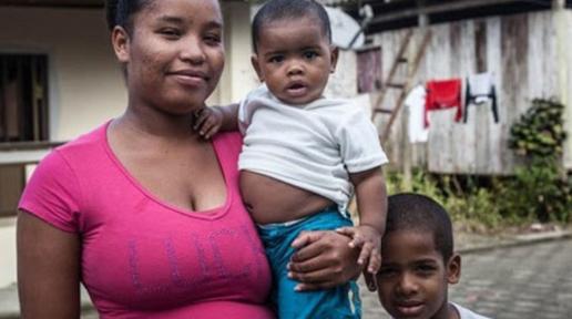 Foto UNFPA/Daniel Baldotto Familia de afrodescendientes en Colombia