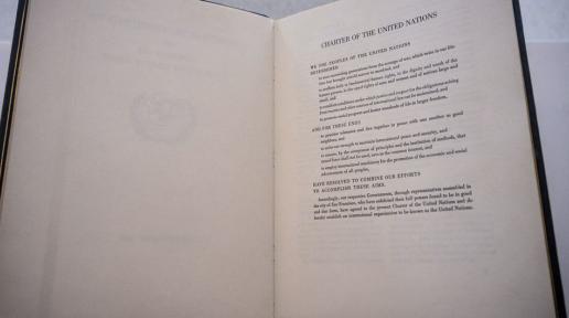 Felipe Copia original de la Carta de las Naciones Unidas en exhibición en la sede de la ONU en Nueva York.